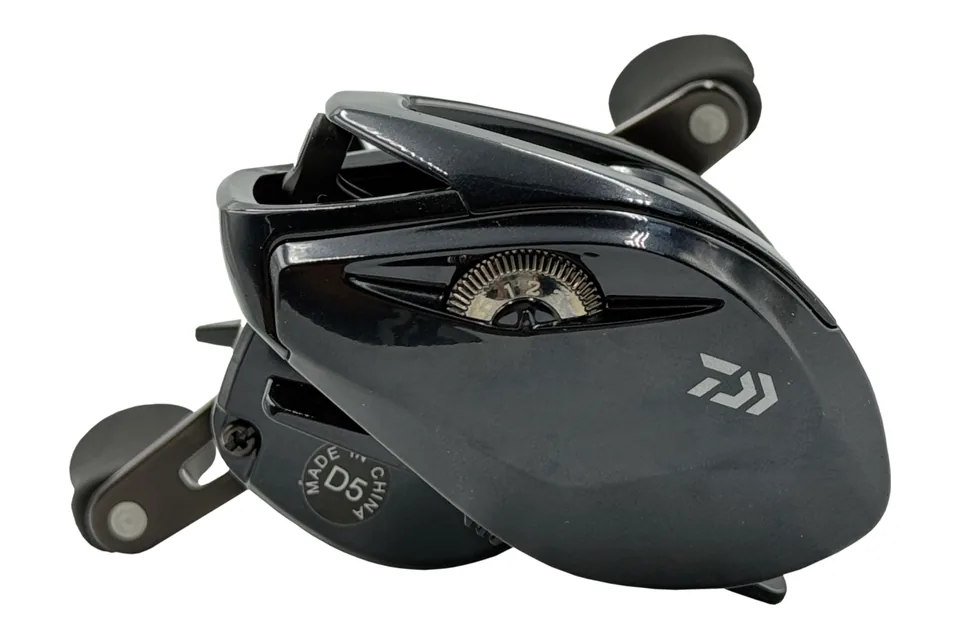 Pokrętło hamulca magnetycznego Magforce na bocznej pokrywie Daiwa 26 PR II HL