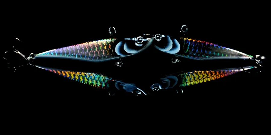Dwa woblery HMG Lures DeepRAP PRO 70 typu VIB w holograficznym malowaniu, ustawione głowami do siebie