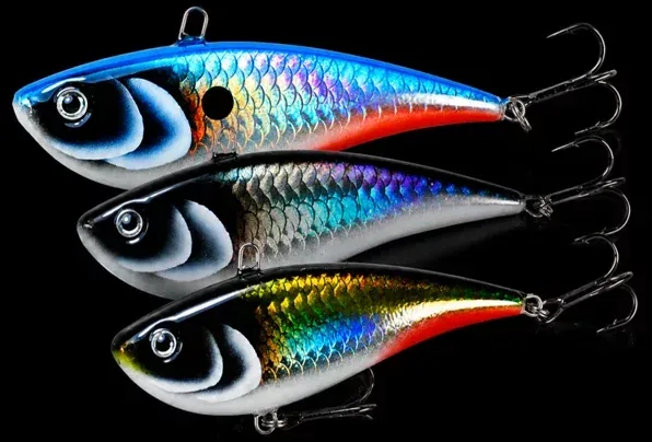 Trzy woblery wertykalne HMG Lures FatBETTY PRO 80: niebieski z czarną kropką, srebrny i oliwkowy