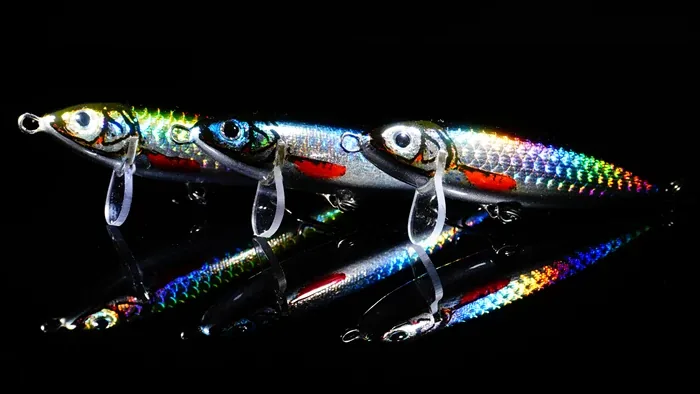 Trzy smukłe woblery HMG Lures RappSNIPER PRO w srebrnym holograficznym malowaniu z czerwoną plamką
