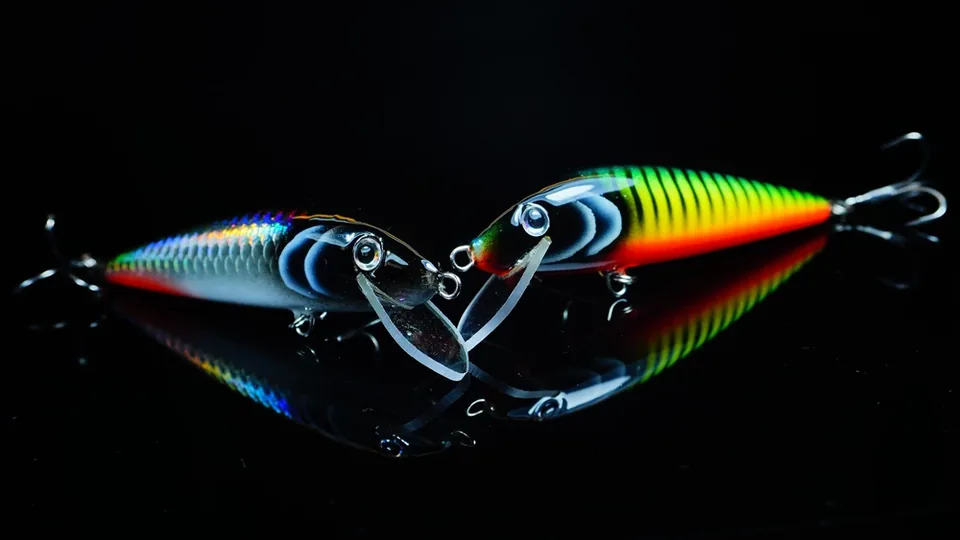 Dwa woblery HMG Lures RiverKING 80 z przezroczystym sterem: srebrno-niebieski i zielony w czarne pręgi