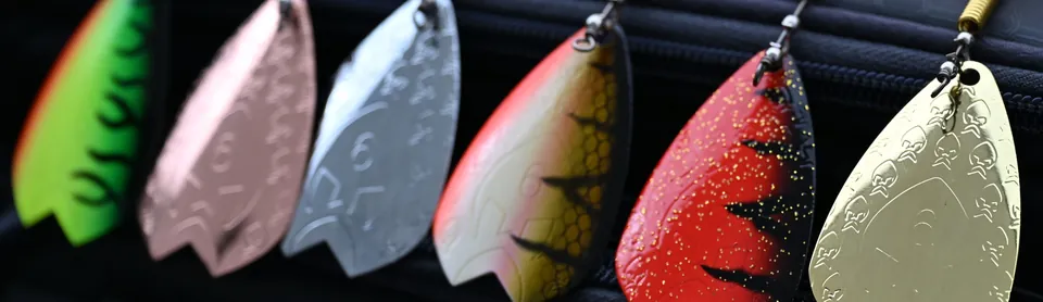 Paletki obrotówek Westin SpinStrike Bucktail w sześciu kolorach na torbie wędkarskiej