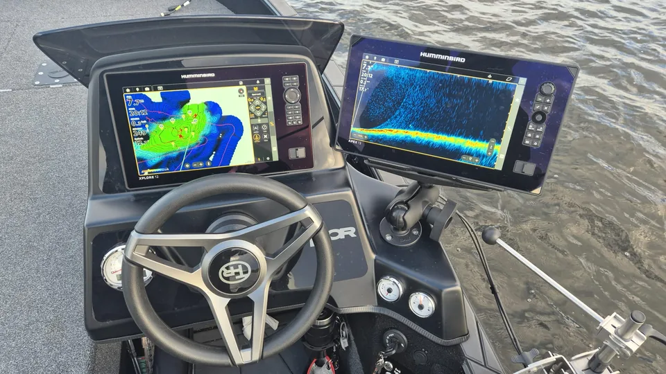 Dwa ekrany echosondy Humminbird w kokpicie łodzi spinningowej – mapa batymetryczna i obraz sonaru Live