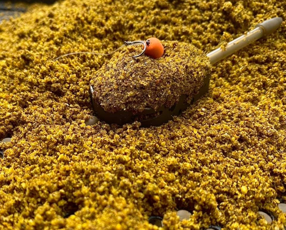 FEEDER BAIT Smużak Pop Up - 8mm- Brzoskwinia i Ananas